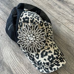 Olive & Pique Leopars Bling Hat